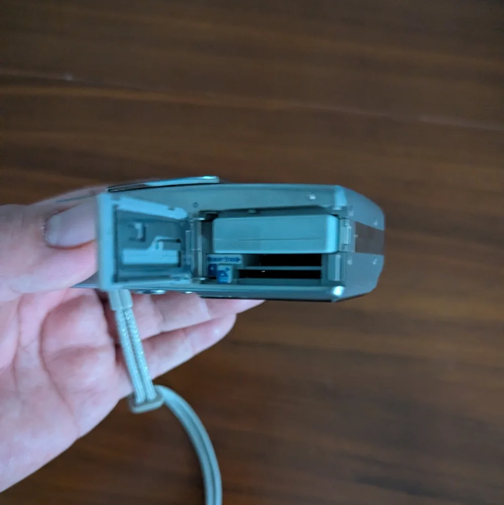 Minolta DiMAGE G500 5MP Digital Camera 3x Optical Zoom And Battery